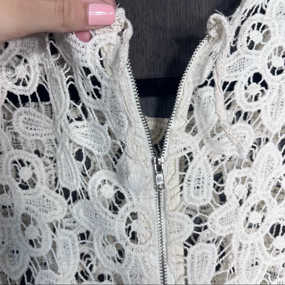 !🌼3/$30🌼Sleeveless Lace Zip Up Back Blouse Size Small - Picture 12 of 14